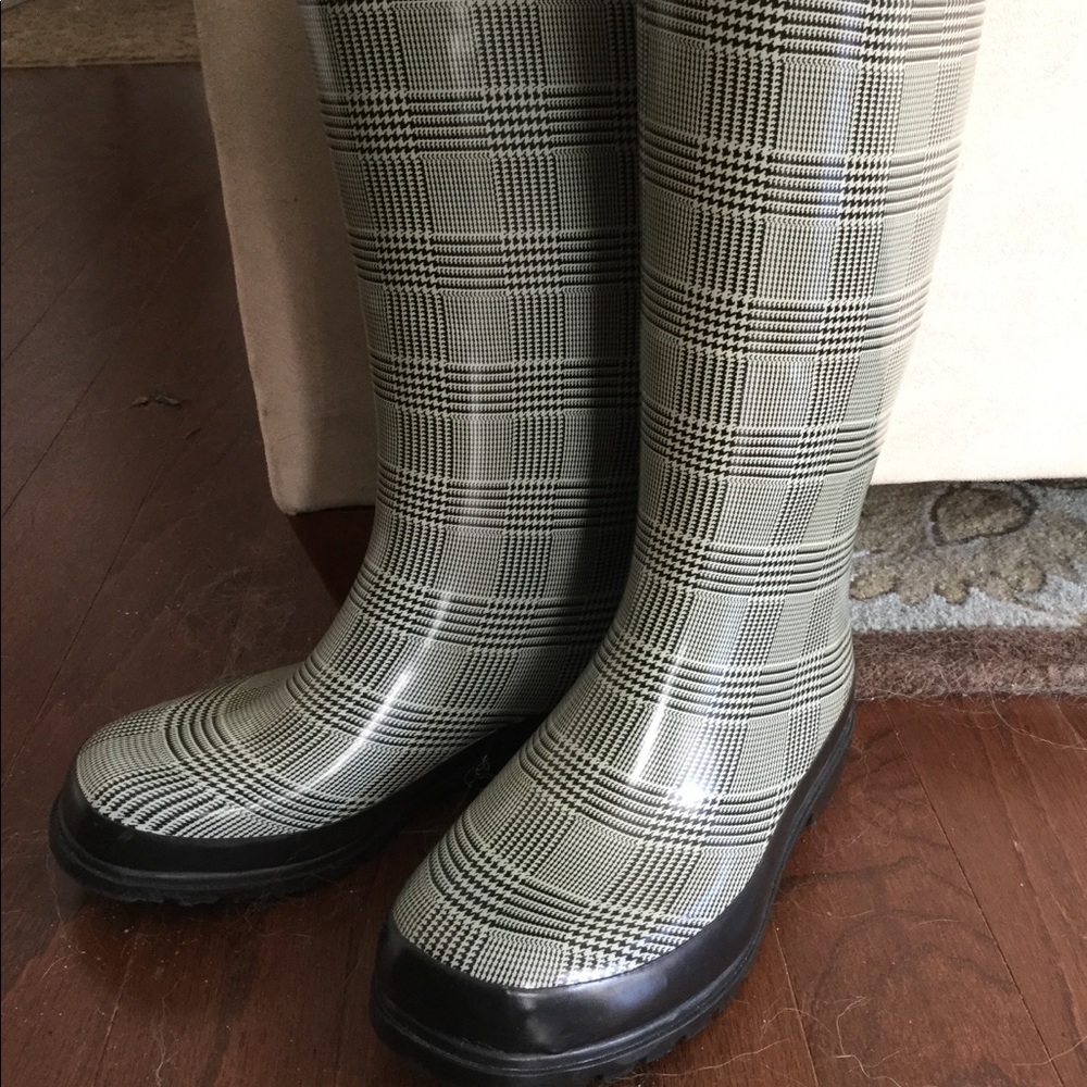 Houndstooth rain boots
